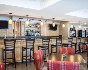 Salon ili bar u objektu Comfort Inn & Suites Sturbridge-Brimfield