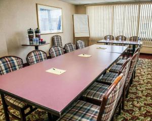 シーコンクにあるQuality Inn Seekonk-Providenceの大きなテーブルと椅子付きの会議室を利用できます。