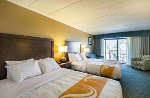 Ein Bett oder Betten in einem Zimmer der Unterkunft Quality Inn Oceanfront