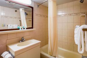 Ein Badezimmer in der Unterkunft Quality Inn Oceanfront