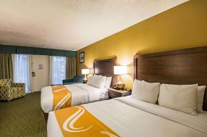 Ein Bett oder Betten in einem Zimmer der Unterkunft Quality Inn Oceanfront