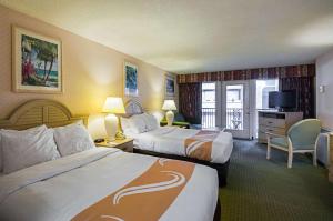 Ein Bett oder Betten in einem Zimmer der Unterkunft Quality Inn Oceanfront