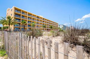 una valla frente a un edificio en la playa en Quality Inn Oceanfront en Ocean City