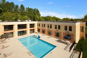 a large building with a large swimming pool at La Casa Inn & Suites-Middleboro in Middleboro