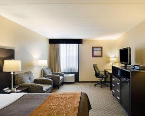 Гостиная зона в Holiday Inn Express - Fall River North