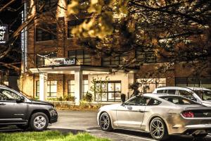 un grupo de coches aparcados delante de un edificio en enVision Hotel Boston-Everett, en Boston