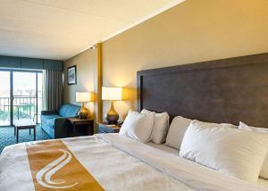 Ein Bett oder Betten in einem Zimmer der Unterkunft Quality Inn Oceanfront