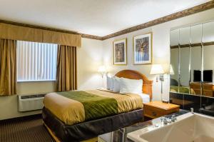 Кровать или кровати в номере Fairbridge Inn Express Pittsfield