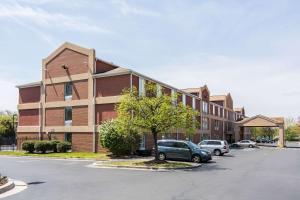 a building with a car parked in a parking lot at Comfort Inn Washington DC Joint Andrews AFB in Clinton