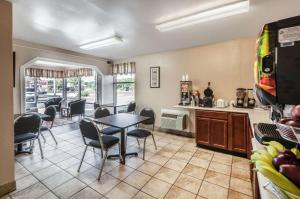 a kitchen and dining room with a table and chairs at Econo Lodge Easton Route 50 in Easton