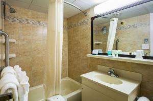 Ein Badezimmer in der Unterkunft Quality Inn Oceanfront