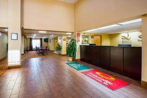 una hall con area d'attesa in ospedale di Quality Inn & Suites a Hagerstown