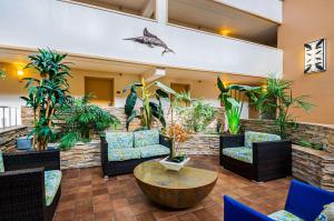 Ein Sitzbereich in der Unterkunft Quality Inn Oceanfront
