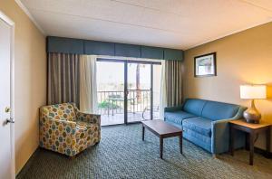Ein Sitzbereich in der Unterkunft Quality Inn Oceanfront