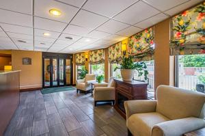 Ein Sitzbereich in der Unterkunft Quality Inn Oceanfront