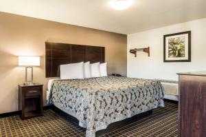 Tempat tidur dalam kamar di Rodeway Inn Middleboro-Plymouth