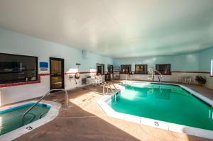 uma grande piscina interior num edifício em Comfort Inn & Suites em North East
