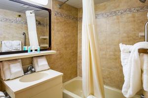 ein Badezimmer mit Waschbecken, Badewanne und Dusche in der Unterkunft Quality Inn Oceanfront in Ocean City