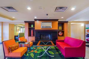 里維爾的住宿－Quality Inn Boston-Revere，客厅配有色彩缤纷的家具和壁炉