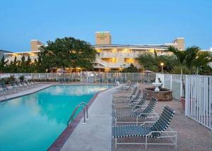 オーシャンシティにあるQuality Inn Oceanfrontのラウンジチェア付きのスイミングプール、