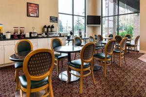 a waiting area with tables and chairs in a restaurant at Econo Lodge Andrews AFB in Clinton +17 photos