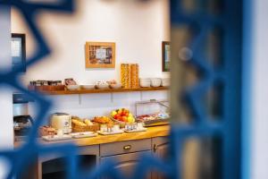 una cucina con bancone e frutta di Hôtel Victor Hugo Lorient a Lorient