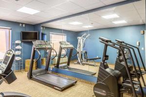 Comfort Inn في فريدريك: صالة ألعاب رياضية مع أجهزةالجري واجهزة الاوبتكال في الغرفة