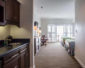 A cozinha ou kitchenette de Island Inn & Suites, Ascend Hotel Collection