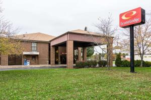 un edificio con una señal delante de él en Econo Lodge Andrews AFB en Clinton