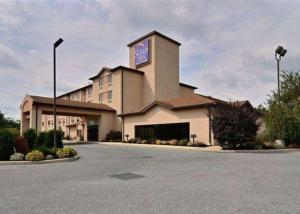 een hotel met een bord aan de zijkant van een gebouw bij Sleep Inn & Suites Hagerstown in Hagerstown