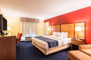 pokój hotelowy z łóżkiem i telewizorem w obiekcie Comfort Inn at Joint Base Andrews w mieście Clinton +30 zdjęć