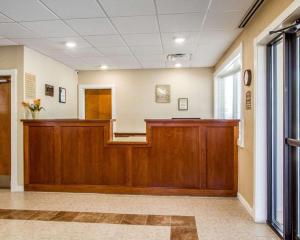 a waiting room at a hospital with a waiting desk at Quality Inn & Suites in South Portland