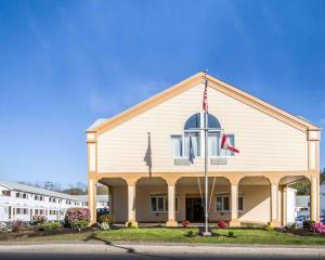 un edificio con una bandera americana delante de él en Quality Inn & Suites, en South Portland