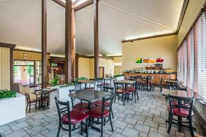 Quality Inn & Suites Frostburg-Cumberland tesisinde bir restoran veya yemek mekanı