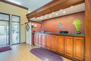 Quality Inn & Suites Frostburg-Cumberland tesisinde lobi veya resepsiyon alanı