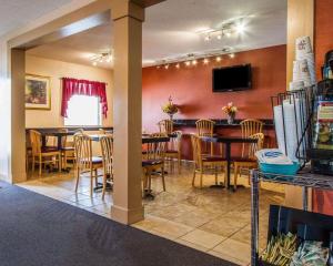 duża jadalnia ze stołem i krzesłami w obiekcie Econo Lodge Freeport - Brunswick Area w mieście Freeport