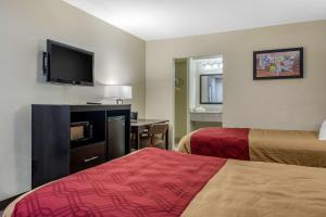 Llit o llits en una habitació de Econo Lodge Freeport - Brunswick Area