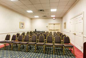 Χώρος καθιστικού στο Quality Inn Near Joint Base Andrews-Washington Area