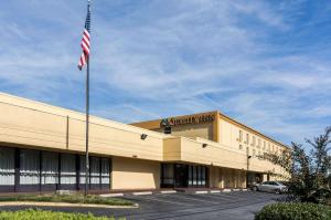 a building with an american flag in front of it at Quality Inn Near Joint Base Andrews-Washington Area in Camp Springs