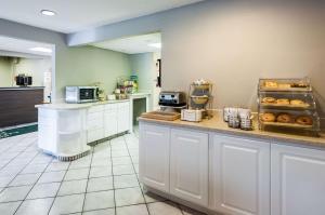 A kitchen or kitchenette at Quality Inn Beacon Marina