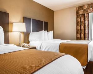 Una cama o camas en una habitación de Quality Inn & Suites