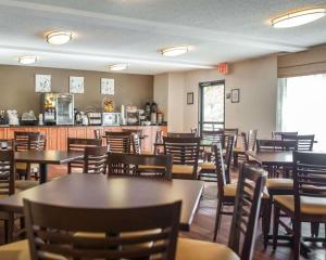 une salle à manger avec des tables et des chaises dans l'établissement Sleep Inn Rockville, à Rockville