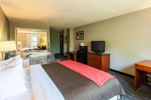 En eller flere senge i et værelse på Quality Inn Beacon Marina