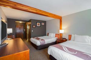 Katil atau katil-katil dalam bilik di Quality Inn Salisbury