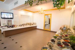 una linea a buffet con piatti di cibo in camera di Hope Land Hotel 46/1 a Bangkok