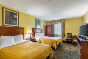 Säng eller sängar i ett rum på Quality Inn & Suites Coldwater near I-69