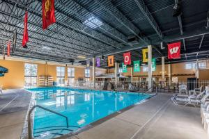 une grande piscine intérieure d'eau bleue dans l'établissement Quality Inn University Lansing, à Lansing