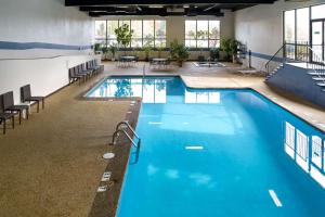波特蘭的住宿－波特蘭機場克拉麗奧酒店，大楼里一个蓝色的大泳池