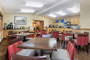 ein Restaurant mit Tischen und Stühlen und einer Theke in der Unterkunft Comfort Inn in Iron Mountain