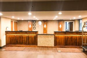 um grande átrio com armários de madeira e um bar em Comfort Inn Farmington Hills em Farmington Hills